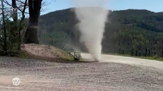 MiniWirbelsturm wirbelt Wanderer auf  maintower [upl. by Naves457]