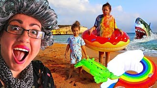 Ruby amp Bonnie Pack for the Beach Funny Pretend Play w Granny [upl. by Clare]